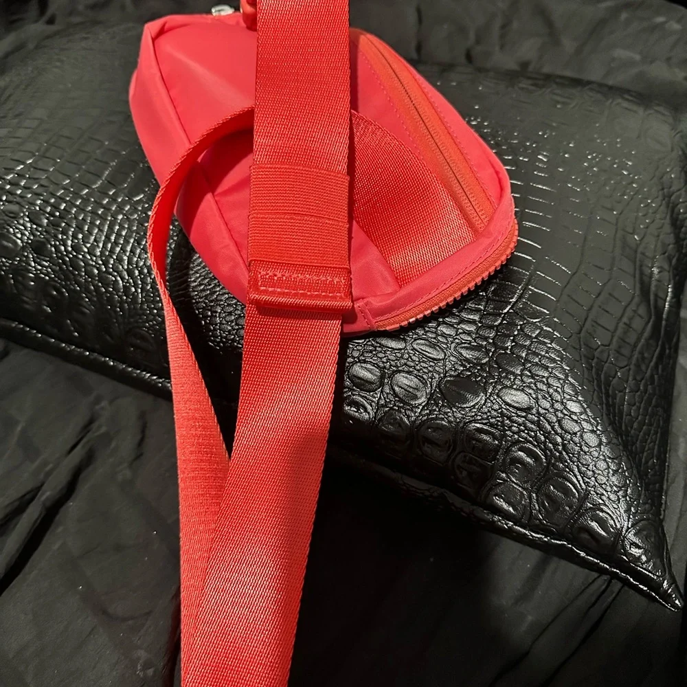 Lululemon Belt Bag Raspberry - Picture 6 of 7